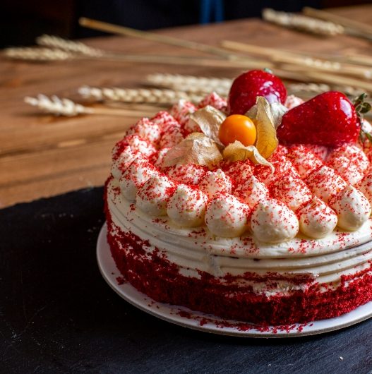 Cream Cake with Berry
